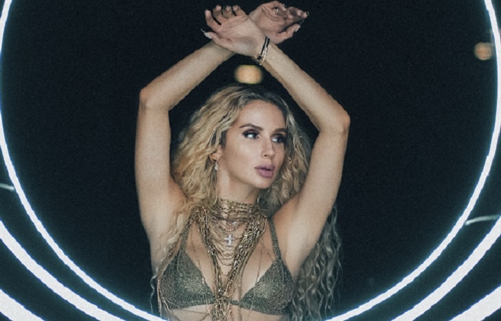 Лобода пришла на телевидение в тесном лифе и очаровала поклонников