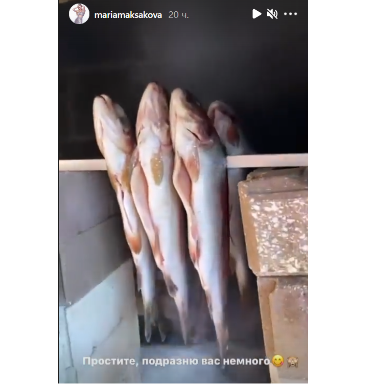 Максакова в красном бикини подразнила эффектным декольте