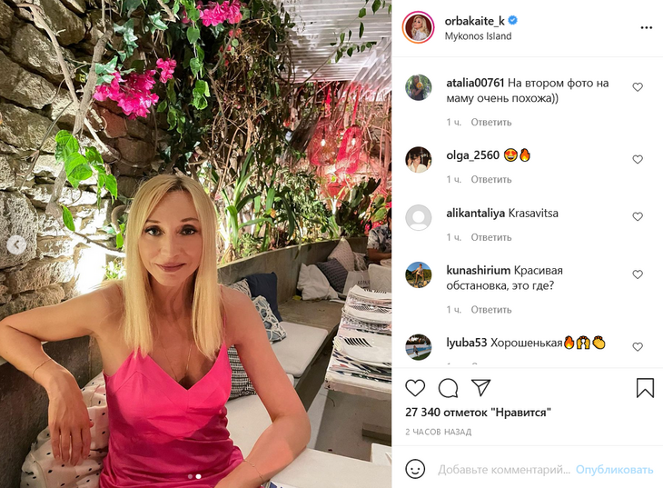 Орбакайте в платье с декольте в Греции подчеркнула стройность и загар