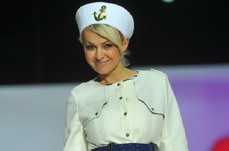 «Ножки стройненькие!»: Рудковская продемонстрировала изящную фигуру в нежном платье