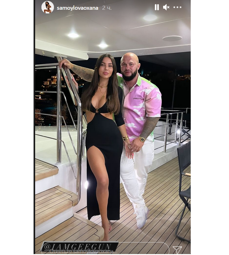 Самойлова в откровенном платье оголила объемную грудь и стройную ножку