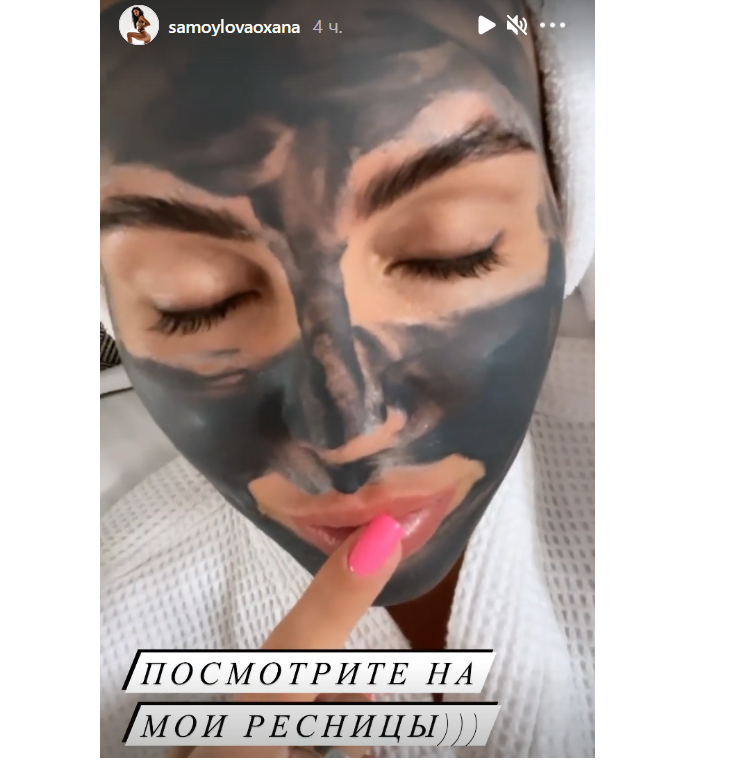 Самойлова в откровенном платье оголила объемную грудь и стройную ножку