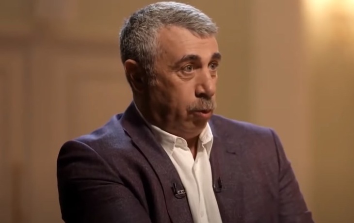 «Он орет — она его кормит»: телеведущий и врач Комаровский назвал главные ошибки молодых родителей