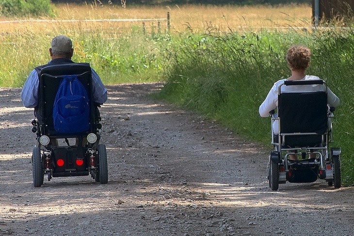 Каждый третий россиянин регулярно оказывает благотворительную помощь инвалидам