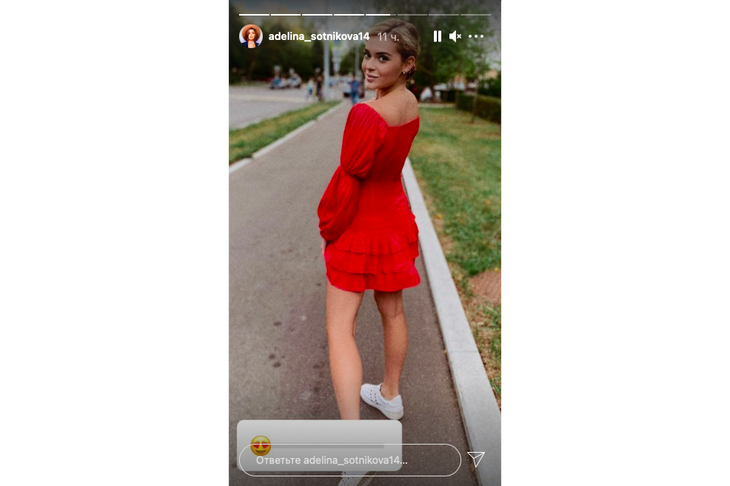 «Симпапулька»: Аделина Сотникова в ультрамодном воздушном платье подчеркнула свои достоинства