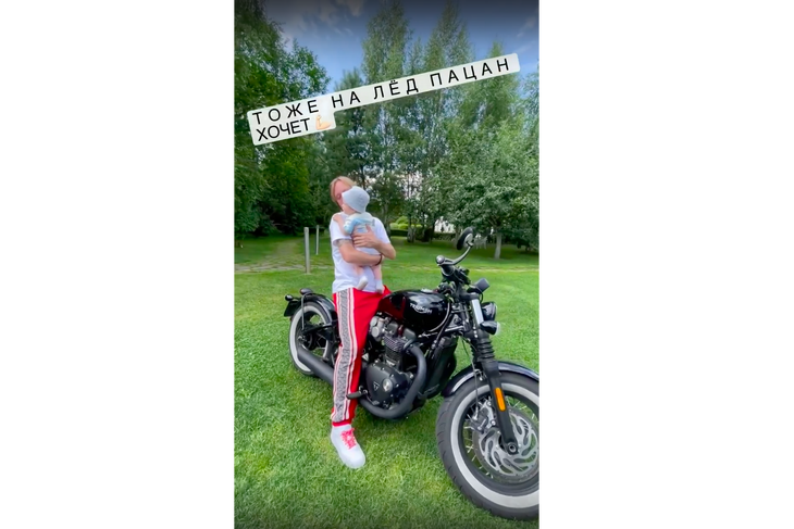 Евгений Плющенко с 10-месячным сыном Арсением сел на мотоцикл и прокатился по лужайке