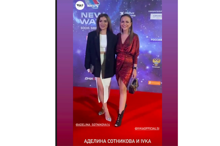 Аделина Сотникова пококетничала в кроп-топе и миди-юбке с разрезом до бедра на «Новой волне»