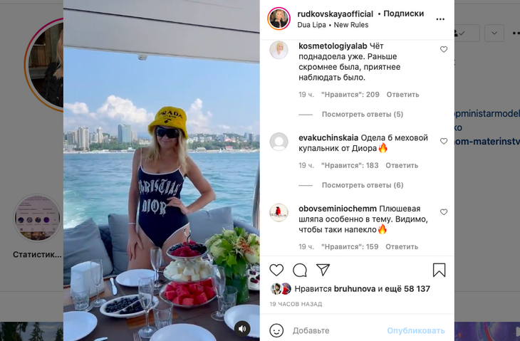 «Колхозница»: Рудковскую разнесли за отдых на яхте в купальнике и меховой панаме