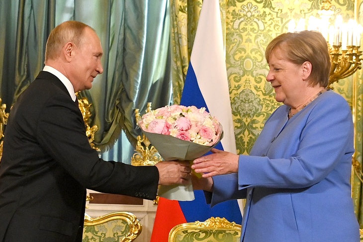 Флорист оценила стоимость букета, подаренного Меркель Путиным