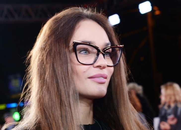 «Сука, какая красивая»: Алена Водонаева в ультрамодных желтых шлепках отправилась подстригать киску