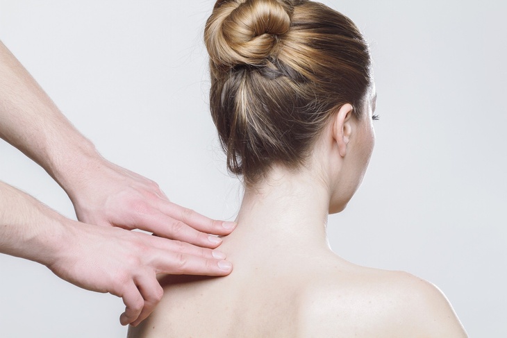 Невролог объяснила появление у женщин «холки» на шее 