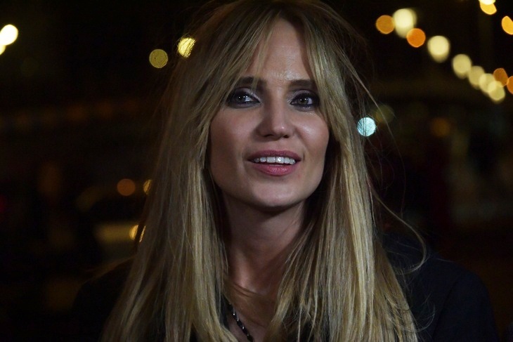 «Такая мокрая и маленькая»: Глюкоза в перламутровом купальнике восхитила фанатов безупречной фигурой