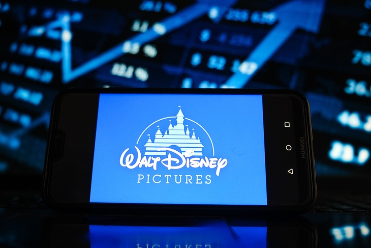 Disney отказалась от одновременной трансляции фильмов в кинотеатрах и на стриминговом сервисе