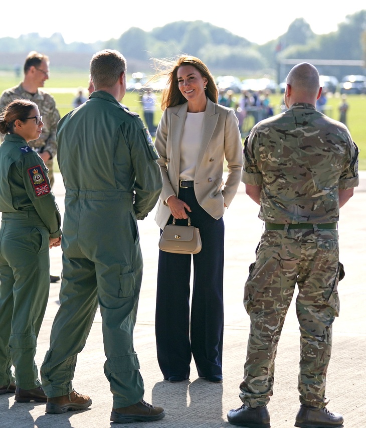 На фоне слухов о беременности «пропавшая» на два месяца Миддлтон вышла в свет: фото