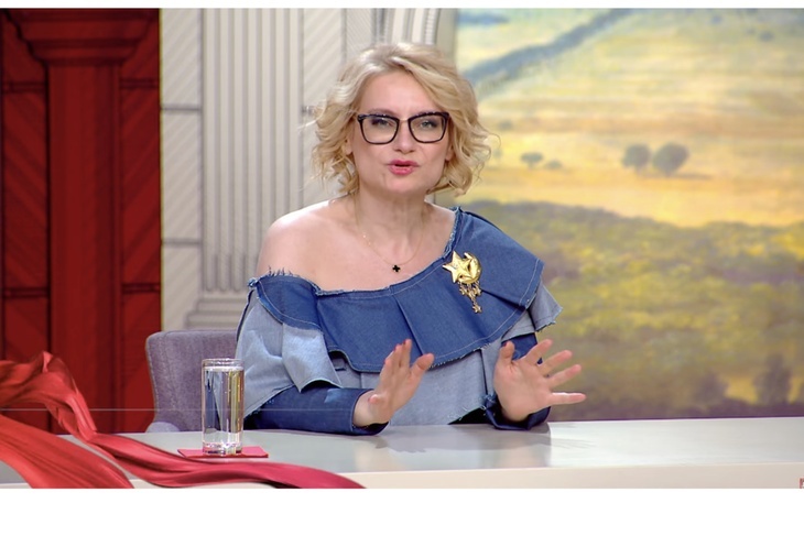 Эвелина Хромченко показала немедленно омолаживающие брюки для возрастных модниц