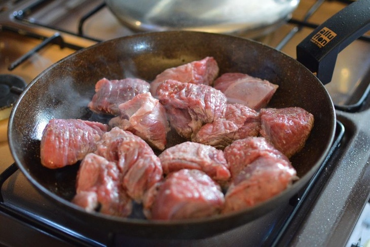 Жарить, варить или тушить: диетолог назвала самые полезные способы приготовления красного мяса