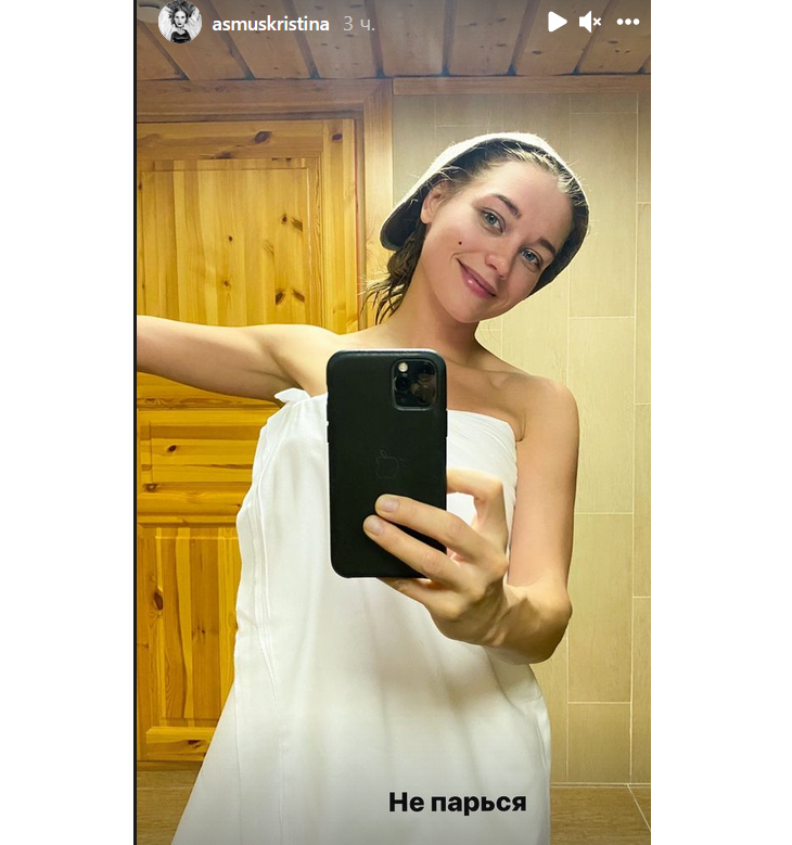 Без штанов, но в шляпе: голая Асмус сфотографировалась в бане 