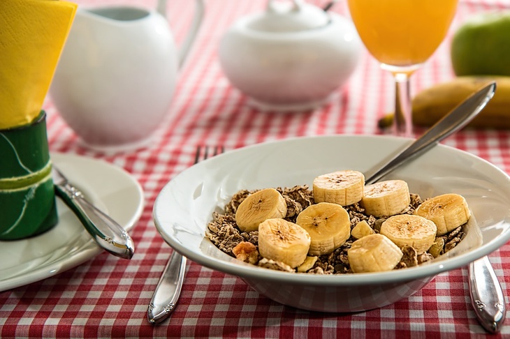 Врач объяснила, как неправильный завтрак может повлиять на успеваемость школьника