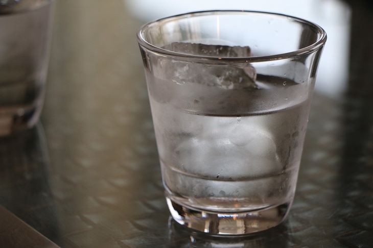 Кардиолог объяснил, сколько воды в день нужно пить на самом деле