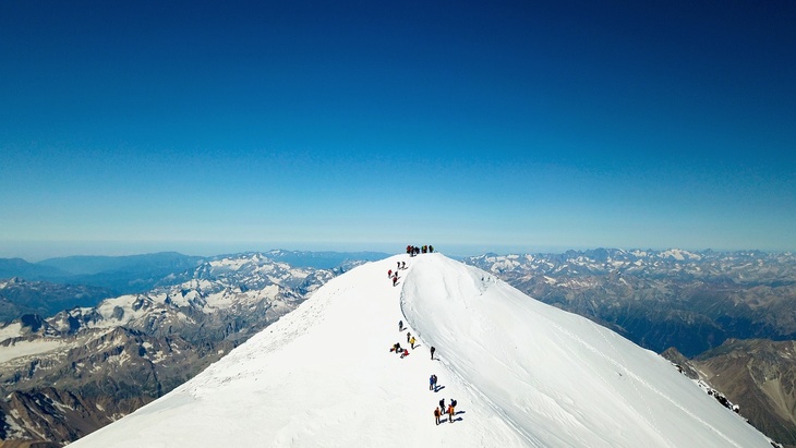 Альпинистка, попавшая с группой в метель на Эльбрусе рассказала, как они выбирались