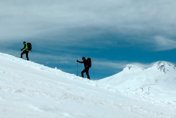 Российских альпинистов, застрявших на Эльбрусе из-за метели, предупреждали о плохой погоде