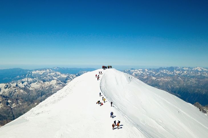 Гид бросил людей: пять альпинистов погибли на пятитысячной высоте Эльбруса