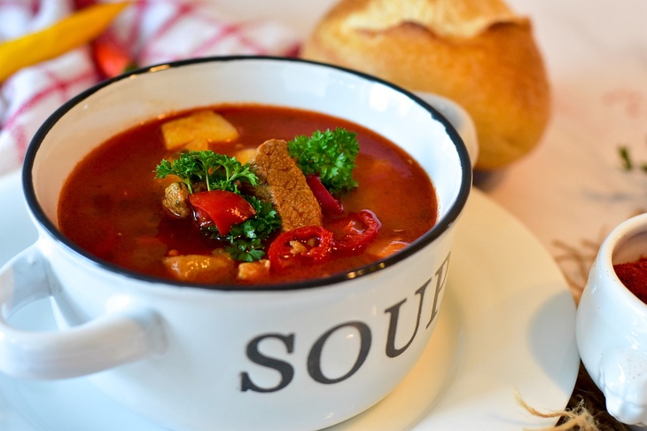 Диетолог объяснила, кому нельзя есть супы