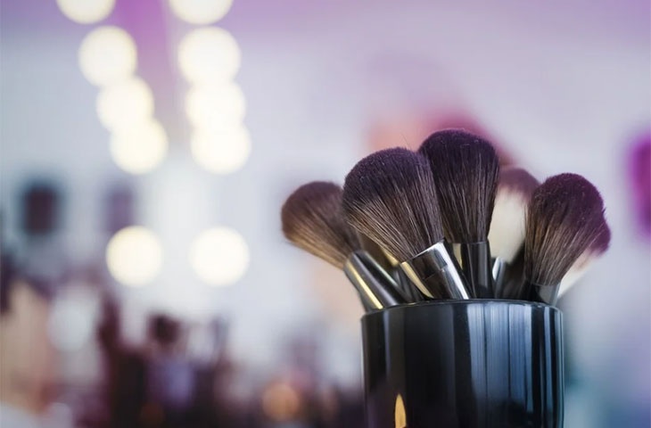 Как правильно выбирать и пользоваться сухими румянами: визажист — о трех главных заблуждениях