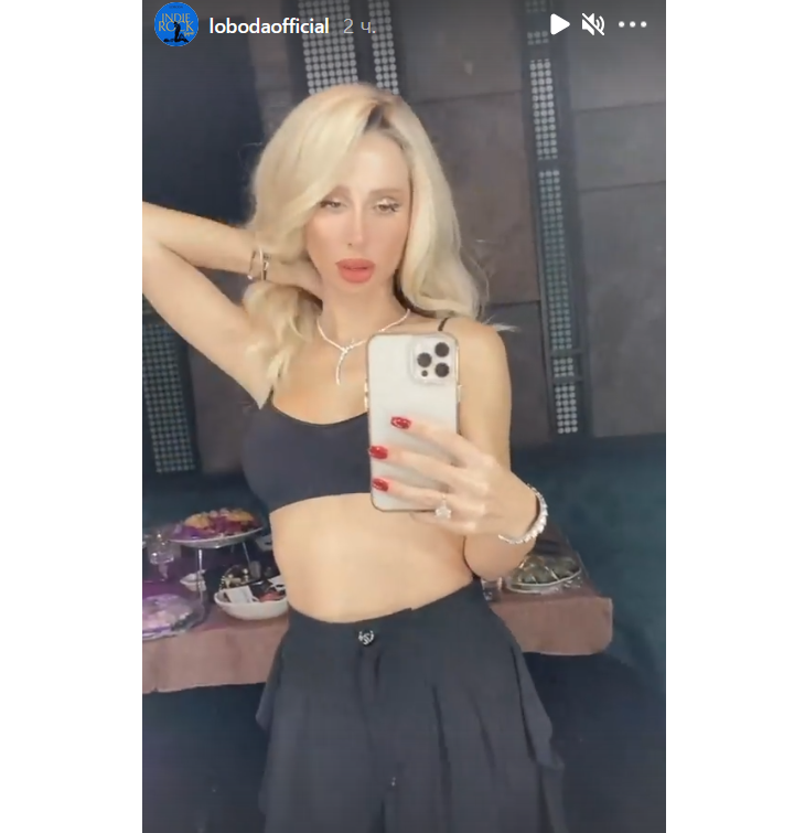 «Смущаю?»: Лобода в нижнем белье наклонилась и показала грудь