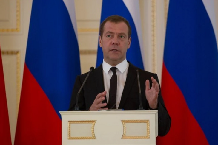 «Закон позволяет»: Дмитрий Медведев пригрозил заблокировать Google, YouTube и Twitter