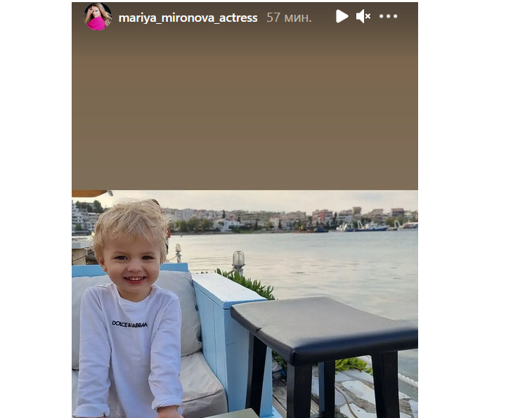 Миронова на отдыхе в Греции показала подросшего сына-красавчика: видео