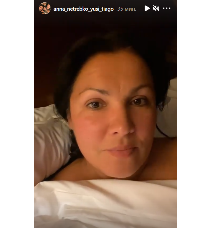 «Блин, 50 лет!»: Нетребко показала себя в постели без макияжа