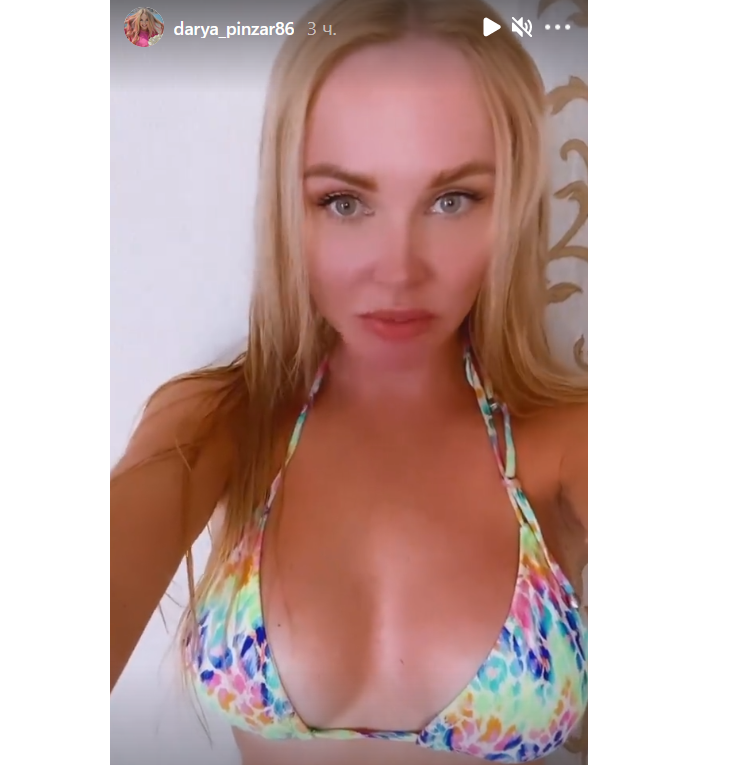 «Сексуальная»: Пынзарь подразнила большой грудью в купальнике-шторке