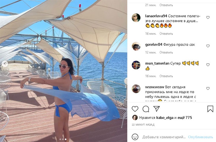 Сладкая красотка: 53-летняя  Алика Смехова блеснула грудью и попой в голубом бикини