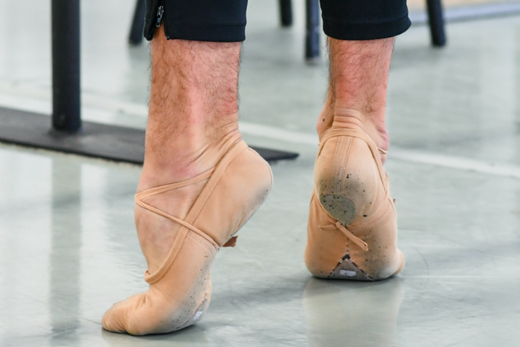 Британский дизайнер решил одеть мужчин в балетки :видео