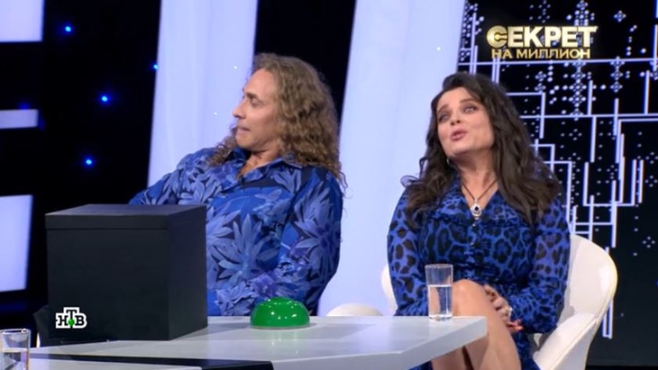 Королева и Тарзан обеспечивают новую девушку сына жильем и едой