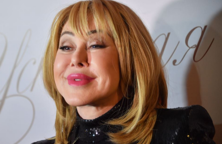 Успенская в образе с невероятно глубоким декольте обратилась к фанатам