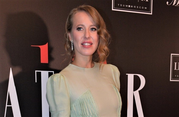 Собчак в прозрачном платье c декольте и разрезом сразила поклонников: видео