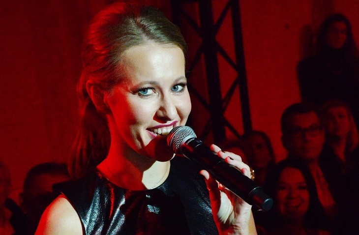 «Перья — огонь»: Собчак вышла в свет в черном бархате и с обнаженной грудью