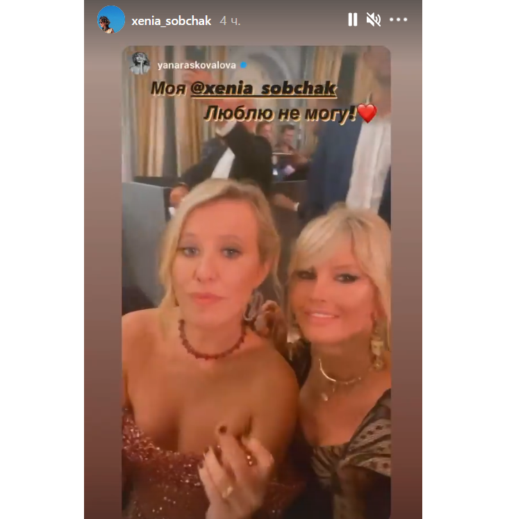 Собчак в прозрачном платье c декольте и разрезом сразила поклонников: видео