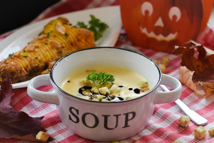 Диетолог объяснила, кому нельзя есть суп