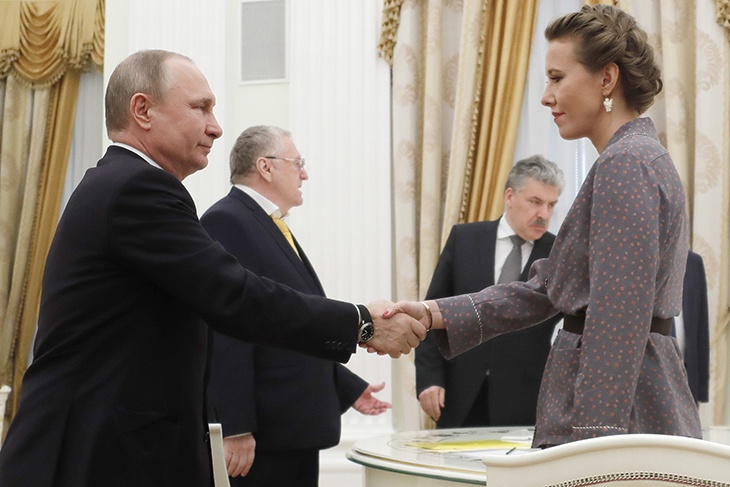 Владимир Путин и Ксения Собчак на встрече с кандидатами на пост президента РФ в Кремле Владимир Путин и Ксения Собчак на встрече с кандидатами на пост президента РФ в Кремле