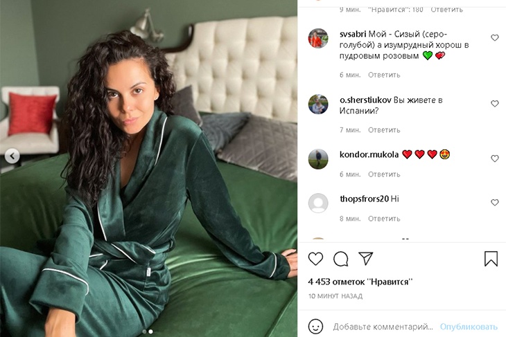 «Такой глубокий»: Каменских снялась в постели в халатике изумрудного цвета