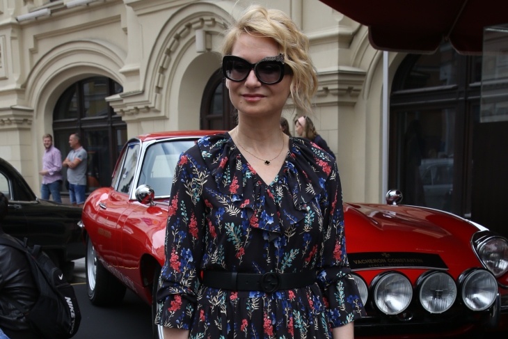 Эвелина Хромченко показала модный способ носить платок на шее: видео