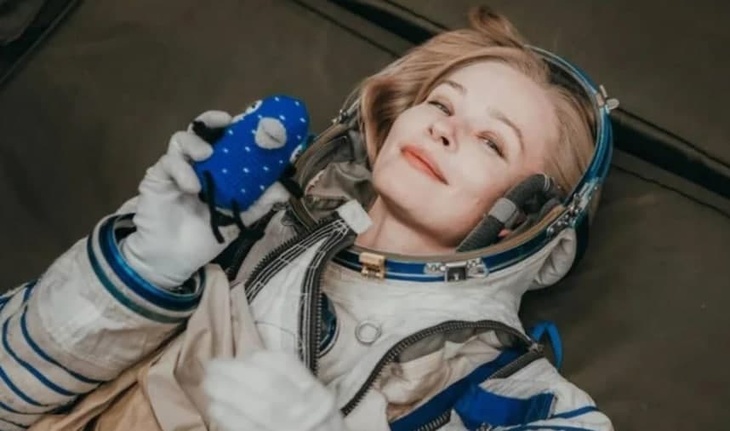 Пересильд полетела в космос с симпатичным игрушечным галчонком Пересильд полетела в космос с симпатичным игрушечным галчонком