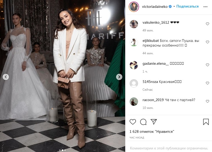 Дайнеко показала, как носить мини-платье, и «выгуляла» сапоги, для которых не нужны колготки