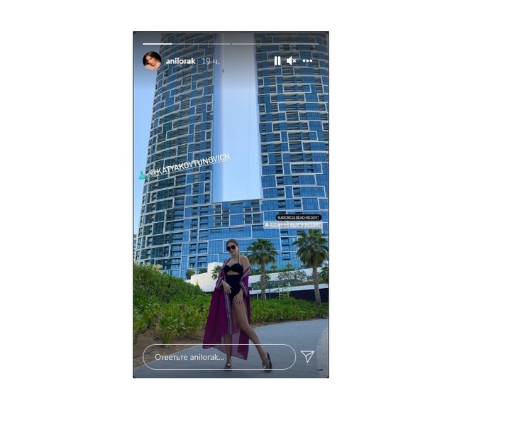 «Красотка»: Ани Лорак в черном купальнике засветила стройные ножки