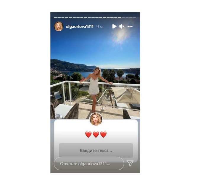 «Люблю себя»: Ольга Орлова сверкнула бедрами в крошечном платье-ночнушке 