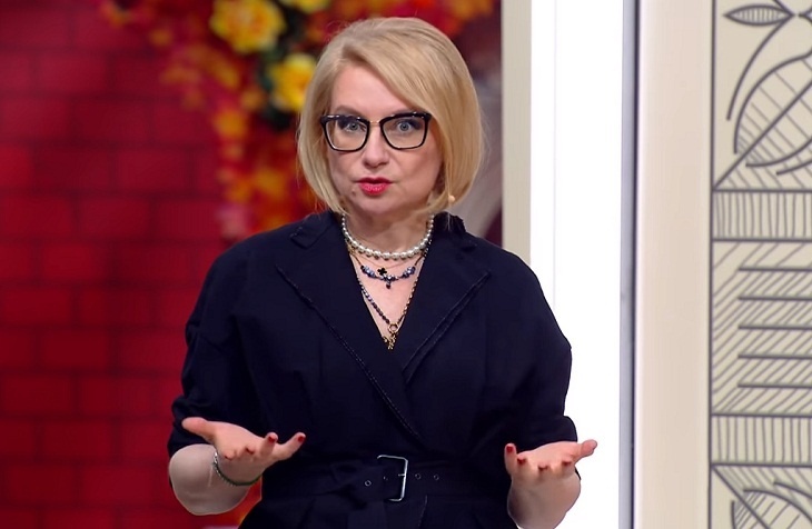 «Делает воздушной»: Хромченко объяснила, кому можно носить полупрозрачные платья в любом возрасте