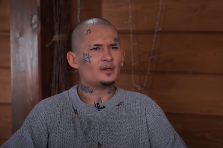 «Бывает, лицо кровавое с потолка кричит»: Моргенштерна мучает сонный паралич